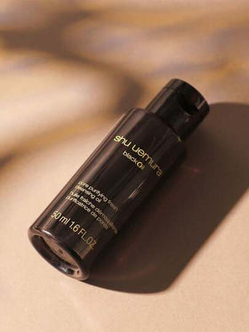 Shu Uemura زيت تنظيف منقي المسام من شو إيميورا [ميني] 50 مل / إحساس خالي من الزيوت لمدة 6 ساعات وللبشرة الدهنية والمختلطة / أرز أسود للحفاظ على توازن البشرة الصحي / فحم ياباني للنضارة الطويلة الأمد / تشعر البشرة بالتنفس بعد الشطف