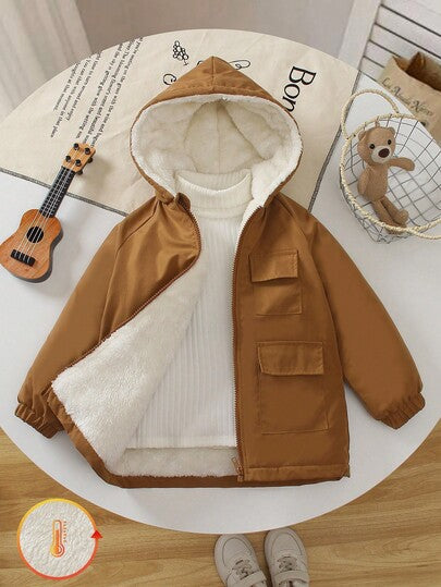 SHEIN جمبسوت طويلة الأكمام مبطنة بالخامة الفليس الأبيض وذات قبعة للأولاد بطراز كاجوال خاكي، موديل بسيط وشخصي، مناسبة للأولاد من عمر 4-7 سنوات للارتداء اليومي والعودة للمدرسة