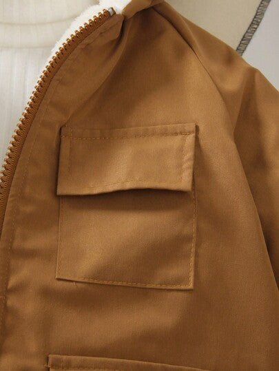 SHEIN جمبسوت طويلة الأكمام مبطنة بالخامة الفليس الأبيض وذات قبعة للأولاد بطراز كاجوال خاكي، موديل بسيط وشخصي، مناسبة للأولاد من عمر 4-7 سنوات للارتداء اليومي والعودة للمدرسة