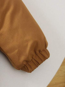 SHEIN جمبسوت طويلة الأكمام مبطنة بالخامة الفليس الأبيض وذات قبعة للأولاد بطراز كاجوال خاكي، موديل بسيط وشخصي، مناسبة للأولاد من عمر 4-7 سنوات للارتداء اليومي والعودة للمدرسة