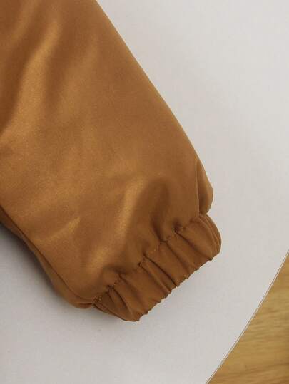 SHEIN جمبسوت طويلة الأكمام مبطنة بالخامة الفليس الأبيض وذات قبعة للأولاد بطراز كاجوال خاكي، موديل بسيط وشخصي، مناسبة للأولاد من عمر 4-7 سنوات للارتداء اليومي والعودة للمدرسة