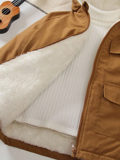 SHEIN جمبسوت طويلة الأكمام مبطنة بالخامة الفليس الأبيض وذات قبعة للأولاد بطراز كاجوال خاكي، موديل بسيط وشخصي، مناسبة للأولاد من عمر 4-7 سنوات للارتداء اليومي والعودة للمدرسة