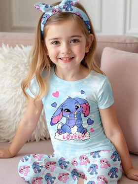 SHEIN بيجامة كرتونية زرقاء على شكل أرنب لولو، بنقشة الغرز، بلون أزرق سماوي مربوط، ملائمة للفتيات الصغيرات بتصميم بسيط وناعم، قميص بأكمام قصيرة وبنطلون مريح مناسب لجميع الفصول، ملائم وسهل الارتداء، ملابس كاجوال للأطفال، مناسب للعودة إلى المدرسة