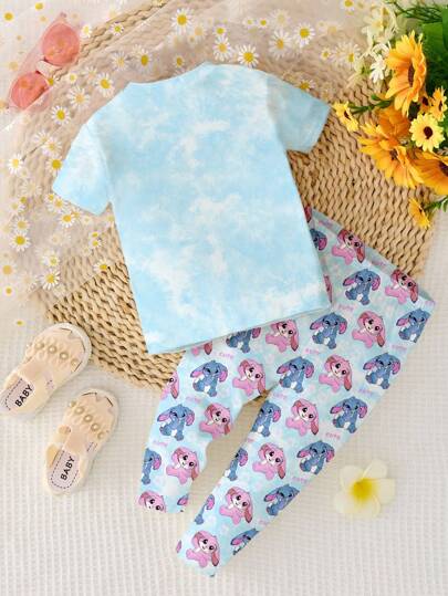 SHEIN بيجامة كرتونية زرقاء على شكل أرنب لولو، بنقشة الغرز، بلون أزرق سماوي مربوط، ملائمة للفتيات الصغيرات بتصميم بسيط وناعم، قميص بأكمام قصيرة وبنطلون مريح مناسب لجميع الفصول، ملائم وسهل الارتداء، ملابس كاجوال للأطفال، مناسب للعودة إلى المدرسة