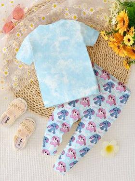 SHEIN بيجامة كرتونية زرقاء على شكل أرنب لولو، بنقشة الغرز، بلون أزرق سماوي مربوط، ملائمة للفتيات الصغيرات بتصميم بسيط وناعم، قميص بأكمام قصيرة وبنطلون مريح مناسب لجميع الفصول، ملائم وسهل الارتداء، ملابس كاجوال للأطفال، مناسب للعودة إلى المدرسة