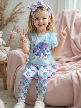 SHEIN بيجامة كرتونية زرقاء على شكل أرنب لولو، بنقشة الغرز، بلون أزرق سماوي مربوط، ملائمة للفتيات الصغيرات بتصميم بسيط وناعم، قميص بأكمام قصيرة وبنطلون مريح مناسب لجميع الفصول، ملائم وسهل الارتداء، ملابس كاجوال للأطفال، مناسب للعودة إلى المدرسة