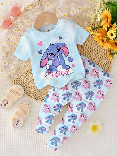 SHEIN بيجامة كرتونية زرقاء على شكل أرنب لولو، بنقشة الغرز، بلون أزرق سماوي مربوط، ملائمة للفتيات الصغيرات بتصميم بسيط وناعم، قميص بأكمام قصيرة وبنطلون مريح مناسب لجميع الفصول، ملائم وسهل الارتداء، ملابس كاجوال للأطفال، مناسب للعودة إلى المدرسة