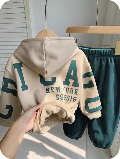 SHEIN مجموعة سويتر هودي مطبوع عليه رسومات أحرف جميلة + بنطلون جوجر أخضر للأطفال الصغار، ملابس أطفال مشتركة بين الجنسين، خريف/شتاء، 2 قطعة