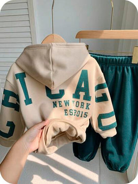 SHEIN مجموعة سويتر هودي مطبوع عليه رسومات أحرف جميلة + بنطلون جوجر أخضر للأطفال الصغار، ملابس أطفال مشتركة بين الجنسين، خريف/شتاء، 2 قطعة