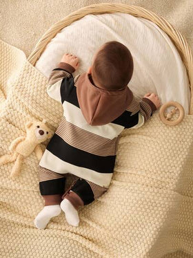 SHEIN جمبسوت رضيع صبي/بنت جميلة للخريف/الشتاء قطنية مخططة بنمط الدب الكرتوني، ملابس رضيع مخططة بالخاكي، ملابس شتوية للرضع جنسين، ملابس رضيع صبي مخططة بالدب، جمبسوت رضيع صبي مقنعة للخريف