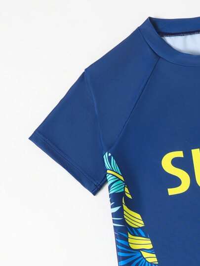 SHEIN مايوه البيتش من نوع راجلان بأكمام طبعات استوائية وحروف للفتيان من عمر ٨-١٤ سنة.