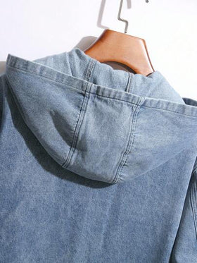 Manfinity Homme معطف جينز كاجوال بأكمام طويلة وسحاب وقبعة للرجال، جاكيت جينز بقبعة للرجال في فصل الخريف، مناسب للأزواج والأصدقاء، باللون الأزرق الفاتح للخروج والارتداء اليومي