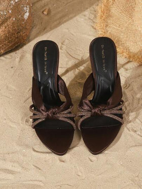 On feet& in love صنادل نسائية أنيقة وعصرية من الساتان مزينة بالكريستال، مفتوحة من الأمام، سهلة الارتداء، مناسبة للارتداء مع الفساتين والكعب العالي في الصيف