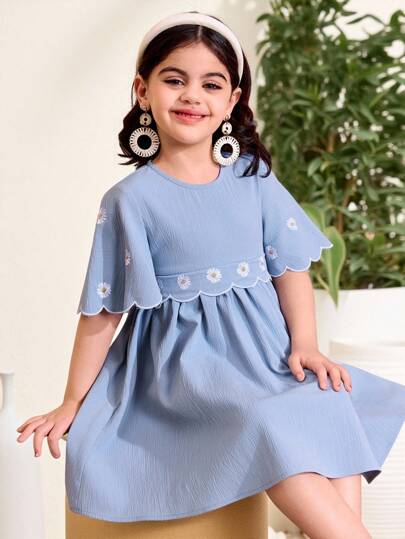SHEIN فستان سيدة شابة بنمط زهري، تطريز الأقحوان، كم جرس، خصر مفصل منسوج باللون الأحادي الصلب، مصمت أسلوب عطلة مريح