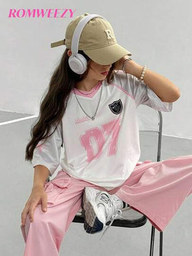 طقم قميص كم قصير تي شيرت مطبوع عليه أرقام وألوان متباينة مع بنطلون ديكور وردة صلبة للبنات المراهقات