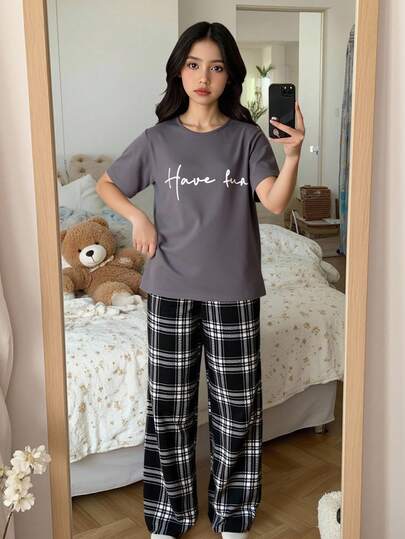 SHEIN مجموعة بنطلون مربعات وتي شيرت مطبوع بشعار للفتيات المراهقات، قطعتان، ملابس منزلية مريحة وفضفاضة، مناسبة للاستخدام الداخلي والخارجي