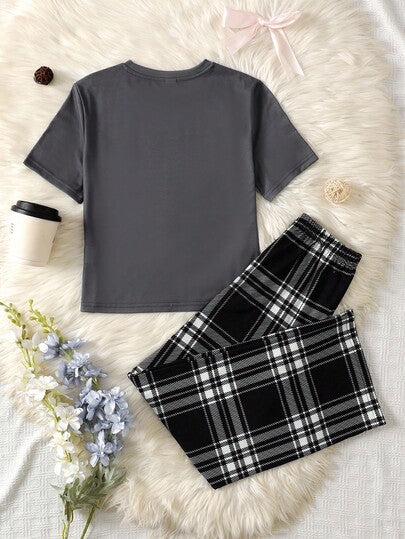 SHEIN مجموعة بنطلون مربعات وتي شيرت مطبوع بشعار للفتيات المراهقات، قطعتان، ملابس منزلية مريحة وفضفاضة، مناسبة للاستخدام الداخلي والخارجي