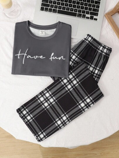 SHEIN مجموعة بنطلون مربعات وتي شيرت مطبوع بشعار للفتيات المراهقات، قطعتان، ملابس منزلية مريحة وفضفاضة، مناسبة للاستخدام الداخلي والخارجي
