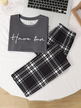 SHEIN مجموعة بنطلون مربعات وتي شيرت مطبوع بشعار للفتيات المراهقات، قطعتان، ملابس منزلية مريحة وفضفاضة، مناسبة للاستخدام الداخلي والخارجي