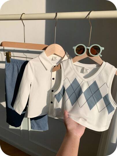 SHEIN 3 قطع بدلة للأطفال الصبيان تتكون من صدرية كاجوال بنمط أرجايل، قميص أبيض، وبنطلون كاجوال أزرق، مناسبة لحفلات عيد الميلاد، الحفلات المسائية، المناسبات، حفلات استقبال المولود الجديد، المعمودية، وحفلات عيد الميلاد الأول