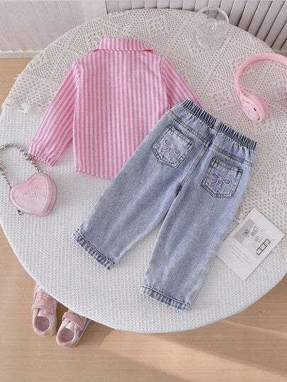 SHEIN Playful Pals طقم بنطال جينز أزرق فاتح فضفاض وقميص أكمام طويلة مخطط لفتيات الرضع، إطلالة كاجوال لطيفة، متعددة الاستخدامات للارتداء اليومي والخروجات