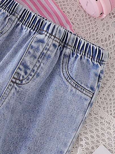 SHEIN Playful Pals طقم بنطال جينز أزرق فاتح فضفاض وقميص أكمام طويلة مخطط لفتيات الرضع، إطلالة كاجوال لطيفة، متعددة الاستخدامات للارتداء اليومي والخروجات
