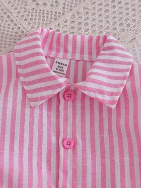 SHEIN Playful Pals طقم بنطال جينز أزرق فاتح فضفاض وقميص أكمام طويلة مخطط لفتيات الرضع، إطلالة كاجوال لطيفة، متعددة الاستخدامات للارتداء اليومي والخروجات