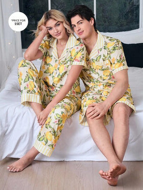 CoupledUp طقم بيجامة رجالي مكون من ملابس علوية أكمام قصيرة مطبوع بالفواكه وشورت