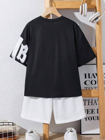 SHEIN مجموعة قميص هيب كاجوال قصير الأكمام مطبوع بطباعة الحروف مع شورت أحادي اللون مكونة من قطعتين لتويني البوي