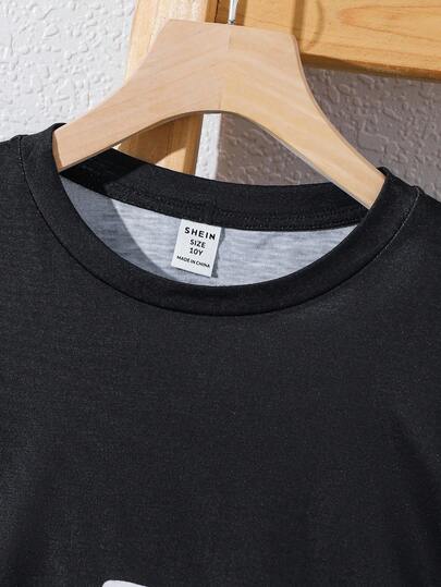 SHEIN مجموعة قميص هيب كاجوال قصير الأكمام مطبوع بطباعة الحروف مع شورت أحادي اللون مكونة من قطعتين لتويني البوي