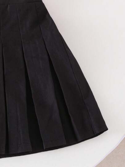 SHEIN Elladie kids طقم تي شيرت وتنورة صغيرة سوداء مريحة للفتيات الصغيرات، التي تتكون من بلوزة بياقة دائرية وأكمام طويلة بطبعات زهور بيضاء، مقترنة بتنورة سوداء مطوية