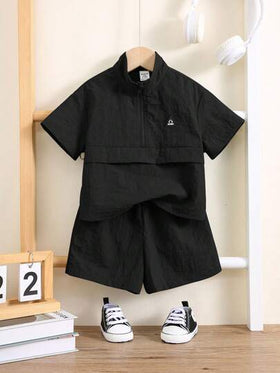 TaviRue مجموعة بلوزة كاجوال ذات ياقة سوداء وشورت بخصر مطاطي للأطفال الصبيان على الطراز الكوري، بدلة صيفية للأطفال الصبيان باللون الأسود، بلوزة سوداء وشورت أسود للأطفال الصبيان، بدلة صيفية للأطفال الصبيان