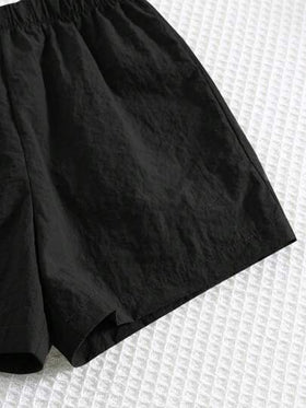 TaviRue مجموعة بلوزة كاجوال ذات ياقة سوداء وشورت بخصر مطاطي للأطفال الصبيان على الطراز الكوري، بدلة صيفية للأطفال الصبيان باللون الأسود، بلوزة سوداء وشورت أسود للأطفال الصبيان، بدلة صيفية للأطفال الصبيان