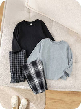 SHEIN طقم أطفال/أولاد صغار 4 قطع، تيشرت بياقة طاقم كم طويل باللون الأحادي وبنطلون فضفاض بنقشة مربعات، بيجاما بتصميم بسيط وناعم ومريح للاسترخاء مناسب لجميع الفصول
