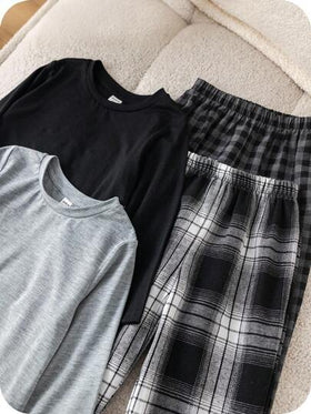SHEIN طقم أطفال/أولاد صغار 4 قطع، تيشرت بياقة طاقم كم طويل باللون الأحادي وبنطلون فضفاض بنقشة مربعات، بيجاما بتصميم بسيط وناعم ومريح للاسترخاء مناسب لجميع الفصول