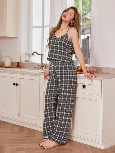 SHEIN طقم بيجامة نسائي من السروال والكامسول ذو رقبة على شكل حرف V مع طباعة مربعات أنيقة باللون الوردي، بيجامة مربعات، طقم بيجامة نسائي، طقم ملابس نوم