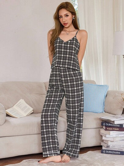 SHEIN طقم بيجامة نسائي من السروال والكامسول ذو رقبة على شكل حرف V مع طباعة مربعات أنيقة باللون الوردي، بيجامة مربعات، طقم بيجامة نسائي، طقم ملابس نوم