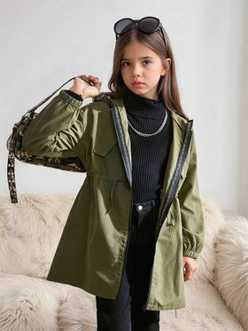 SHEIN معطف بارك متوسط الطول مع جيب وقلنسوة مزين بطباعة حرفية فضفاض، معطف ريح طويل مزدوج الصدر فضفاض، بطراز عسكري كاجوال، مناسب للتنقل والارتداء الخارجي، للربيع/الصيف/الخريف/الشتاء