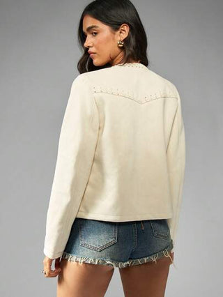 MISSGUIDED جاكيت غربي مزين بالشراريب بأسلوب الجلد المدبوغ قصير، طراز بوهيمي لموسم الخريف والشتاء، مبطن، تصميم أمامي مربوط بالسير، كريمي عاجي، للارتداء اليومي العادي