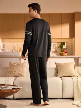 Manfinity Underwear&Sleepwear Basics بيجامة رجالية مكونة من ملابس علوية بياقة طاقم وأكمام طويلة مخططة وبنطلون، ملابس منزلية للخريف والشتاء