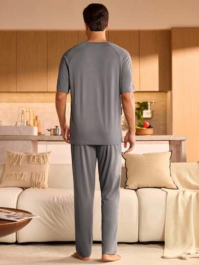 Manfinity Underwear&Sleepwear Basics بيجامة رجالية مكونة من تي شيرت بأكمام قصيرة وبنطال بلون واحد