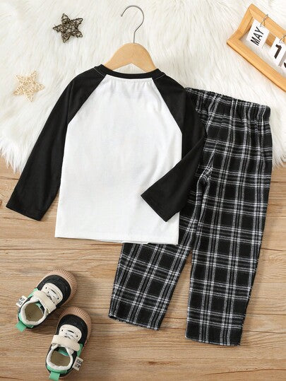 SHEIN مجموعة بيجاما للأطفال/الشباب الصبية مكونة من تي شيرت بأكمام راجلان بتصميم بطريق كرتوني وألوان متباينة وبنطلون بنمط مربعات، مريحة وكاجوال