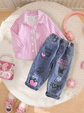SHEIN Playful Pals طقم بنطال جينز مطبوع بالكرتون وقميص مخطط للفتيات الصغيرات للربيع/الخريف، مزين بالقلوب والفراشات، مريح وعملي للارتداء اليومي