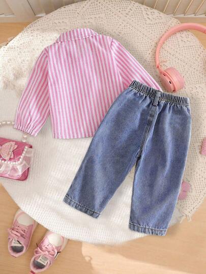 SHEIN Playful Pals طقم بنطال جينز مطبوع بالكرتون وقميص مخطط للفتيات الصغيرات للربيع/الخريف، مزين بالقلوب والفراشات، مريح وعملي للارتداء اليومي