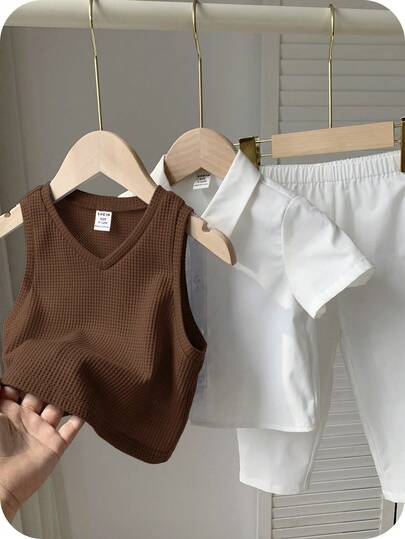 SHEIN مجموعة 3 قطع للأولاد الرضع تتكون من سترة بنية وقميص أبيض بياقة وأكمام قصيرة وبنطلون، بتصميم كاجوال بأسلوب بريطاني رسمي، مناسب للاستخدام في مناسبات مثل عيد الميلاد والمعمودية والزفاف والعروض