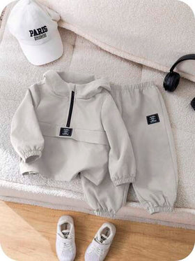 SHEIN بدلة رياضية كاجوال لارتداء داخليا/خارجيا، ملابس علوية بغطاء رمادي للأطفال الصبية مع جيب كنغر وبنطال خصر مطاطي 2 قطعة