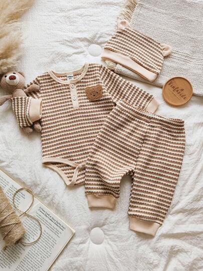 SHEIN Vintaside Kids مجموعة من 3 قطع لحديثي الولادة والأطفال الصبيان، جمبسوت طويلة الأكمام بنمط الدب التيدي ذات الصدر المفتوح مع شريطات، مقترنة بسروال وقبعة بنفس اللون. موضة جديدة وكاجوال مناسبة للاستخدام المنزلي والتصوير الخارجي