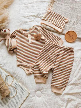 SHEIN Vintaside Kids مجموعة من 3 قطع لحديثي الولادة والأطفال الصبيان، جمبسوت طويلة الأكمام بنمط الدب التيدي ذات الصدر المفتوح مع شريطات، مقترنة بسروال وقبعة بنفس اللون. موضة جديدة وكاجوال مناسبة للاستخدام المنزلي والتصوير الخارجي