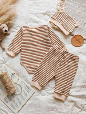 SHEIN Vintaside Kids مجموعة من 3 قطع لحديثي الولادة والأطفال الصبيان، جمبسوت طويلة الأكمام بنمط الدب التيدي ذات الصدر المفتوح مع شريطات، مقترنة بسروال وقبعة بنفس اللون. موضة جديدة وكاجوال مناسبة للاستخدام المنزلي والتصوير الخارجي