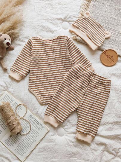 SHEIN Vintaside Kids مجموعة من 3 قطع لحديثي الولادة والأطفال الصبيان، جمبسوت طويلة الأكمام بنمط الدب التيدي ذات الصدر المفتوح مع شريطات، مقترنة بسروال وقبعة بنفس اللون. موضة جديدة وكاجوال مناسبة للاستخدام المنزلي والتصوير الخارجي
